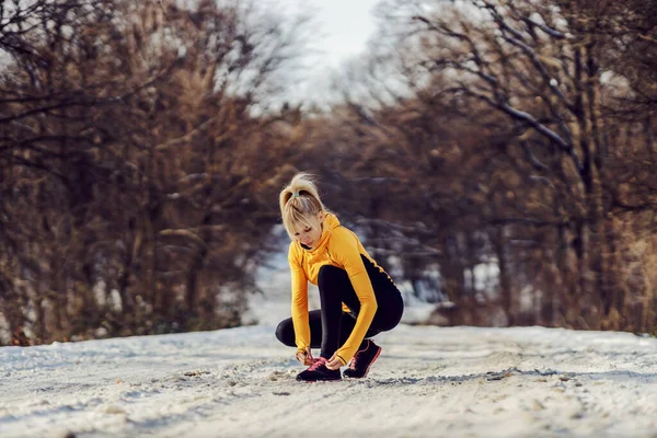 Deportiva Agachándose Sendero Nevado Naturaleza Invierno Atándose Cordón Sus Zapatos — Foto de Stock