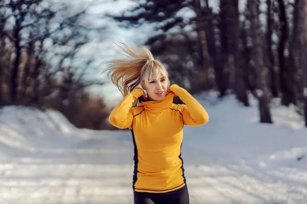 눈내리는 겨울날 몸매가 여자가 스웨터 스포츠 — 스톡 사진