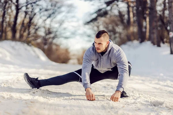 Fitt Sportoló Nyújtja Lábát Havas Ösvényen Természetben Télen Téli Fitness — Stock Fotó