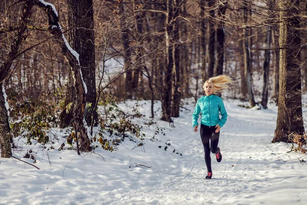 Adatta Fare Jogging Sportivo Sul Sentiero Innevato Nella Foresta Inverno — Foto Stock