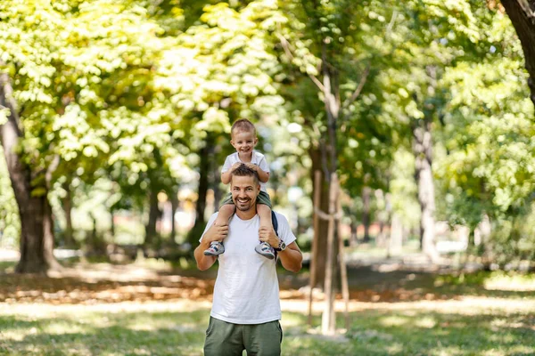 Happy Childhood Parenthood Cheerful Dad Holds Boy His Shoulders Laughs — Stockfoto