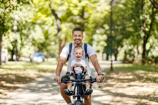 Desfrutando Passeio Bicicleta Família Tempo Para Família Socialização Com Umas — Fotografia de Stock