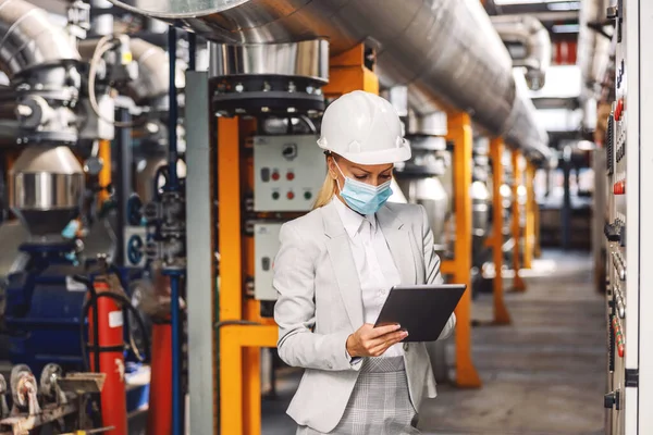 Dedicato Supervisore Femminile Con Una Maschera Facciale Casco Protettivo Sulla — Foto Stock