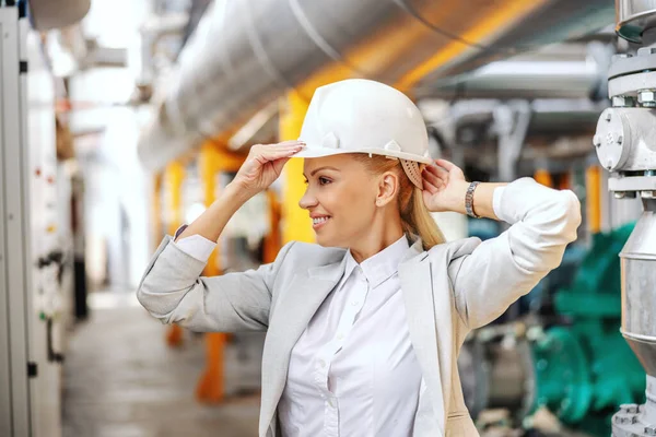 Preparo Lavoro Donna Affari Bionda Sorridente Abito Formale Mettere Casco — Foto Stock