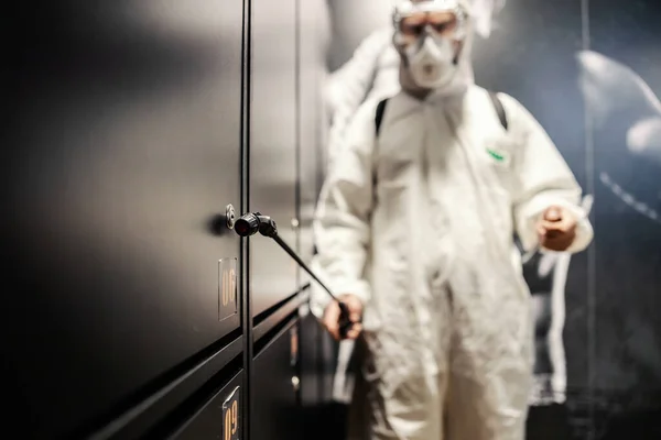フィットネスドレッシングルームでコロナウイルス領域を洗浄し 消毒するための隔離された噴霧器のクローズアップショット Covid19予防 パンデミック 社会的距離 新常態 — ストック写真
