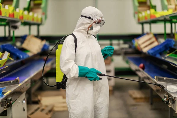 Der Präventiv Isolierten Bio Fabrik Erfrischt Und Reinigt Ein Engagierter — Stockfoto