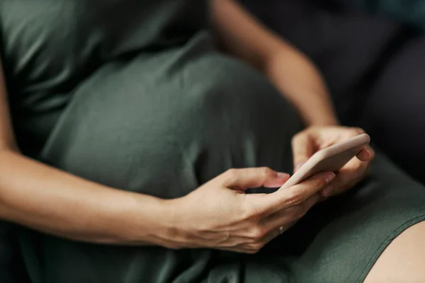 Den Gravida Kvinnans Mage Och Telefonen Fokus Tid Avkoppling För — Stockfoto