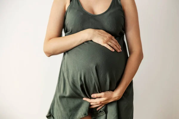 Hamile Kadının Göbeği Odaklanmış Müstakbel Annenin Koca Göbeği Beyaz Arka — Stok fotoğraf