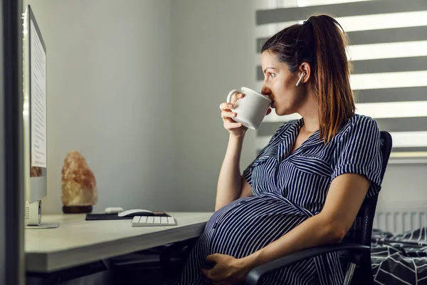 Avkoppling Med Online Utbildning För Graviditet Framtidens Mamma Dricker Varm — Stockfoto