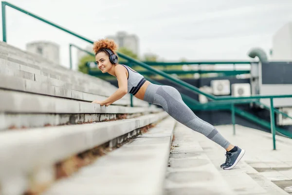 Una Joven Deportista Con Hábitos Saludables Está Escuchando Radio Mientras — Foto de Stock