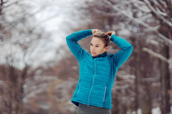 Sportlerin Steht Bei Verschneitem Wetter Der Natur Und Bindet Sich — Stockfoto