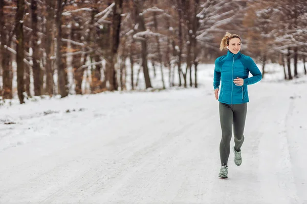 Slim Sportswoman Jogging Lesie Śnieżnej Pogodzie Zimna Pogoda Śnieg Zdrowe — Zdjęcie stockowe