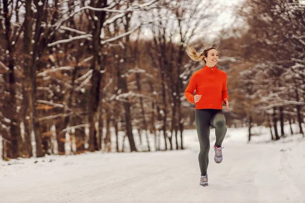 Sportswoman Jogging Nella Natura Una Giornata Invernale Innevata Tempo Freddo — Foto Stock