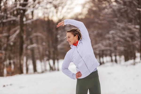 Sportswoman Piedi Nella Natura Sulla Neve Inverno Facendo Esercizi Riscaldamento — Foto Stock