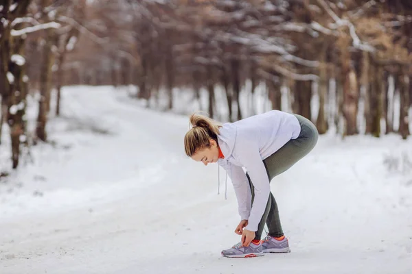 Sportswoman Piedi Sulla Neve Natura Inverno Allacciatura Lacci Delle Scarpe — Foto Stock