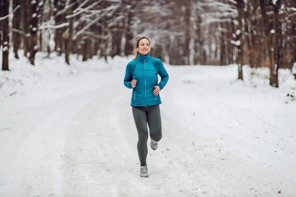 Adatta Sportiva Che Corre Nella Natura Una Gelida Giornata Invernale — Foto Stock