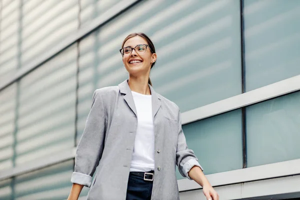 Glad Ung Affärskvinna Klädd Smart Casual Promenader Utanför Businesscentret Hon — Stockfoto