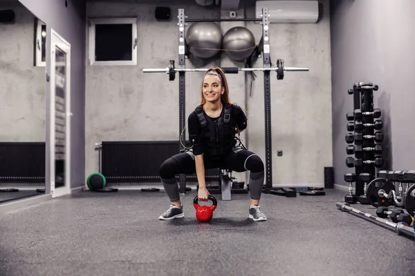 Fiatal Vonzó Gyakorol Edzőteremben Dolgozik Crossfit Edzés Súlyzóval — Stock Fotó