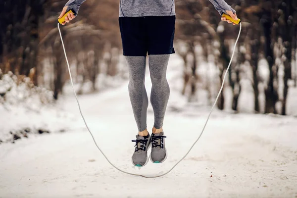 Lábak Ugrálnak Kötélen Havas Úton Télen Téli Sport Kardio Gyakorlatok — Stock Fotó