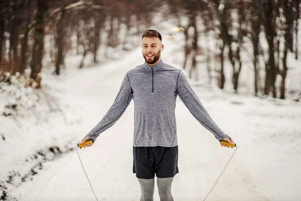 Fit Sportoló Ugrás Kötelet Természetben Havas Téli Napon Téli Fitness — Stock Fotó