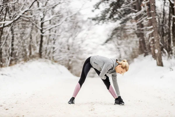 Deportiva Pie Camino Nevado Naturaleza Invierno Haciendo Ejercicios Estiramiento Calentamiento — Foto de Stock