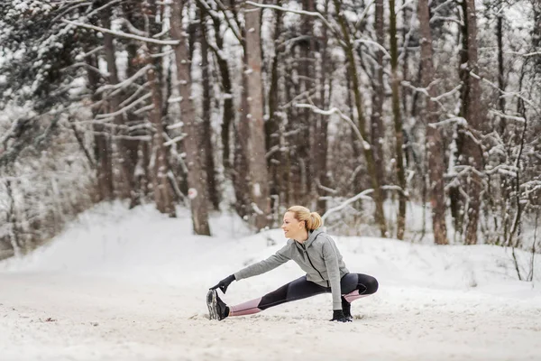 Flexible Sportlerin Bei Stretch Und Aufwärmübungen Wald Einem Verschneiten Wintertag — Stockfoto