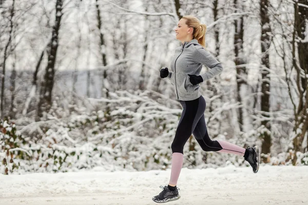 Sportiva Che Corre Nella Natura Durante Giornata Invernale Innevata Fitness — Foto Stock