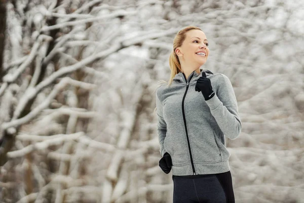 Sportiva Felice Che Corre Nella Natura Durante Giornata Invernale Innevata — Foto Stock