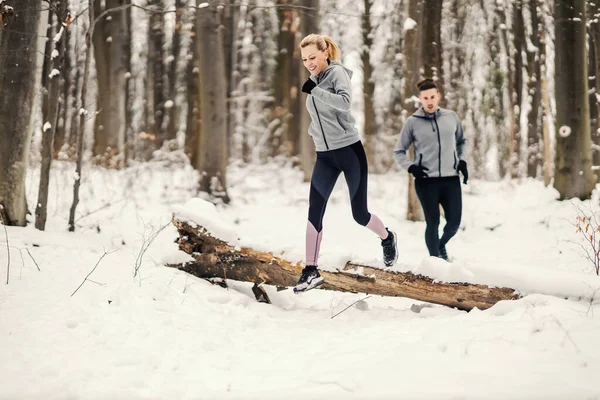 Fit Pärchen Rasen Einem Verschneiten Wintertag Wald Beziehung Gesunder Lebensstil — Stockfoto