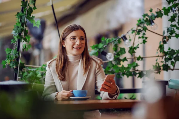 Glücklich Lächelndes Mädchen Sitzt Cafeteria Hält Kaffeetasse Der Hand Und — Stockfoto