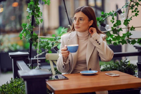 Genç Modaya Uygun Bir Kadın Kafede Oturuyor Kahve Içiyor Masada — Stok fotoğraf