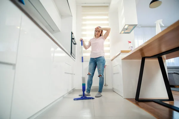 Trött Hemmafru Som Håller Mopp Och Tar Paus Rengöringsgolvet — Stockfoto