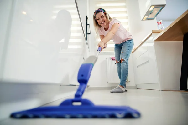 Uma Mulher Arrumada Limpando Chão Cozinha Sua Casa Acolhedora — Fotografia de Stock