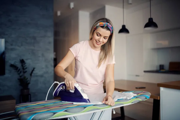 Een Gelukkige Vrouw Strijken Haar Gezellige Huis — Stockfoto