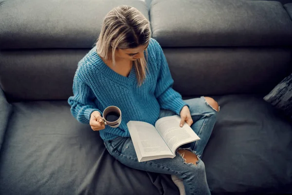 Vista Superior Uma Mulher Feliz Bebendo Café Lendo Livro Enquanto — Fotografia de Stock