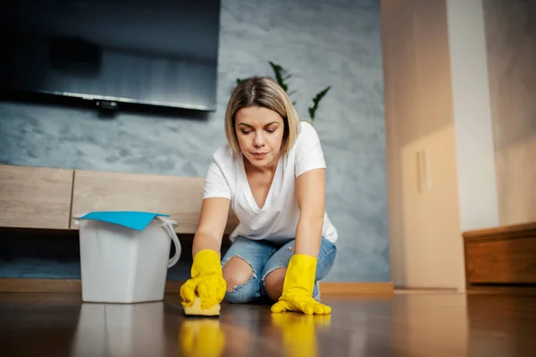 Uma Mulher Limpa Esfregando Chão Sua Casa Com Detergente — Fotografia de Stock