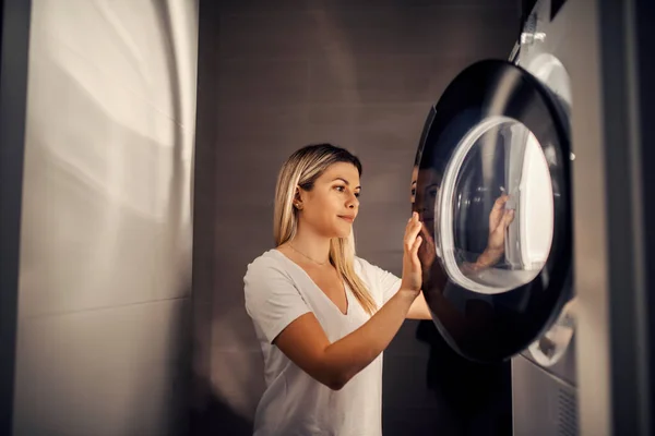 Een Huisvrouw Die Nachts Doet — Stockfoto