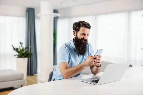 Empreendedor Feliz Sentado Sua Casa Aconchegante Enviando Mensagem Para Amigo — Fotografia de Stock