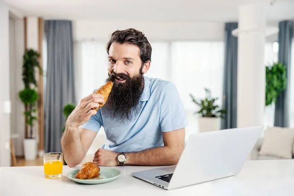 Ein Bärtiger Mann Sitzt Seinem Gemütlichen Haus Und Frühstückt — Stockfoto