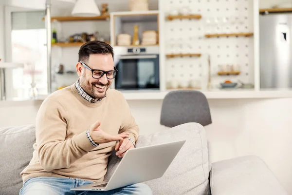 Uomo Felice Seduto Casa Accogliente Mostrando Computer Portatile — Foto Stock