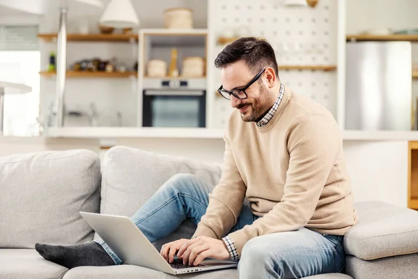 Een Gelukkige Man Die Thuis Zit Typt Laptop — Stockfoto