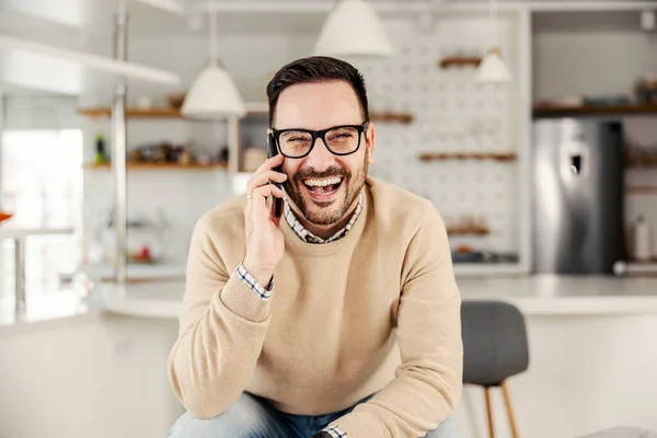 Smějící Muž Sedí Svém Útulném Domově Telefonát Svou Přítelkyní Nebo — Stock fotografie