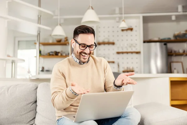 Een Gelukkige Man Die Thuis Zit Een Videogesprek Heeft Laptop — Stockfoto