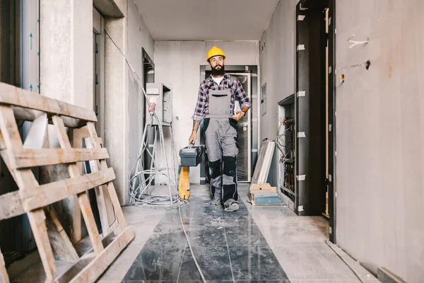 Een Bouwvakker Draagt Gereedschapskist Maakt Zich Klaar Voor Het Werk — Stockfoto