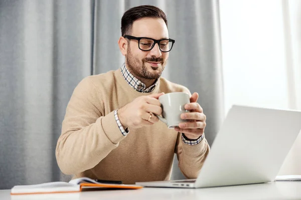 Pigiste Heureux Assis Son Bureau Maison Buvant Café Thé Regardant — Photo