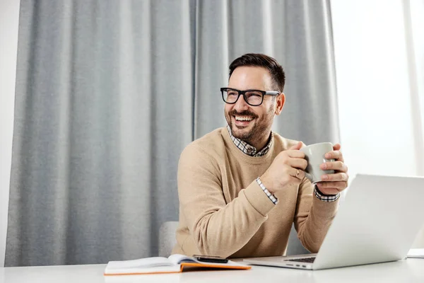 Homme Affaires Heureux Assis Son Bureau Tenant Une Tasse Café — Photo