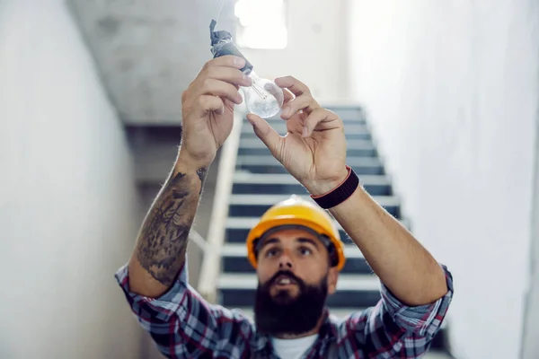 Eletricista Fodendo Lâmpada Seu Local Trabalho — Fotografia de Stock