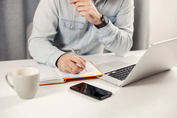 Sluiten Van Mannelijke Handen Schrijven Taken Kantoor Bedrijfsleven Ondernemerschap Freelance — Stockfoto