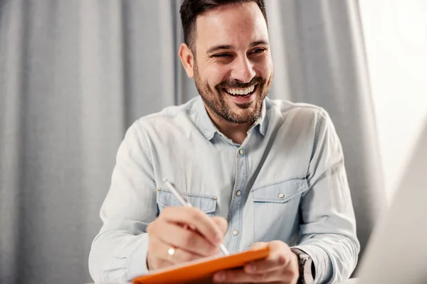 Šťastný Podnikatel Při Pohledu Notebook Psaní Programu Své Domácí Kanceláři — Stock fotografie