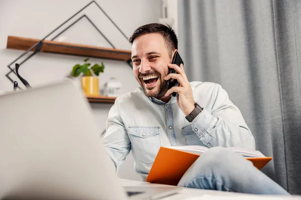 Bir Girişimci Gülüyor Telefonla Konuşuyor Bilgisayarına Bakıyor Ofisinde Çalışıyor — Stok fotoğraf